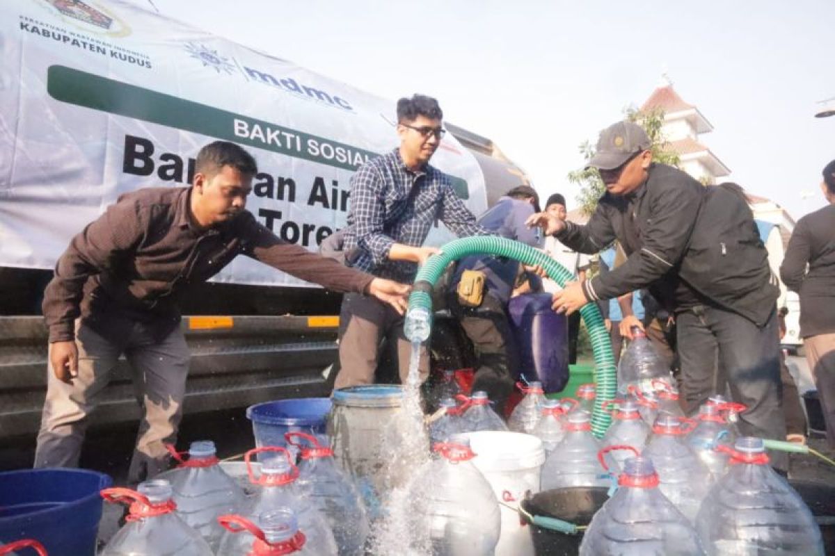 PWI-MDMC Kudus  distribusi air bersih kepada warga terdampak kekeringan