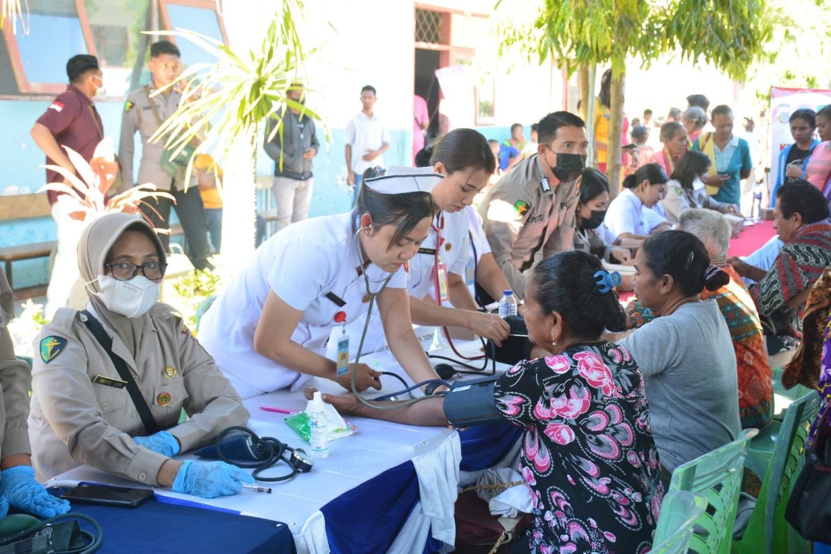 Polda NTT gelar pengobatan gratis bagi warga Sulamu