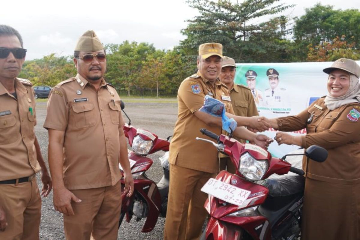 Bupati Konawe Utara berikan bantuan 35 motor operasional kepada kades