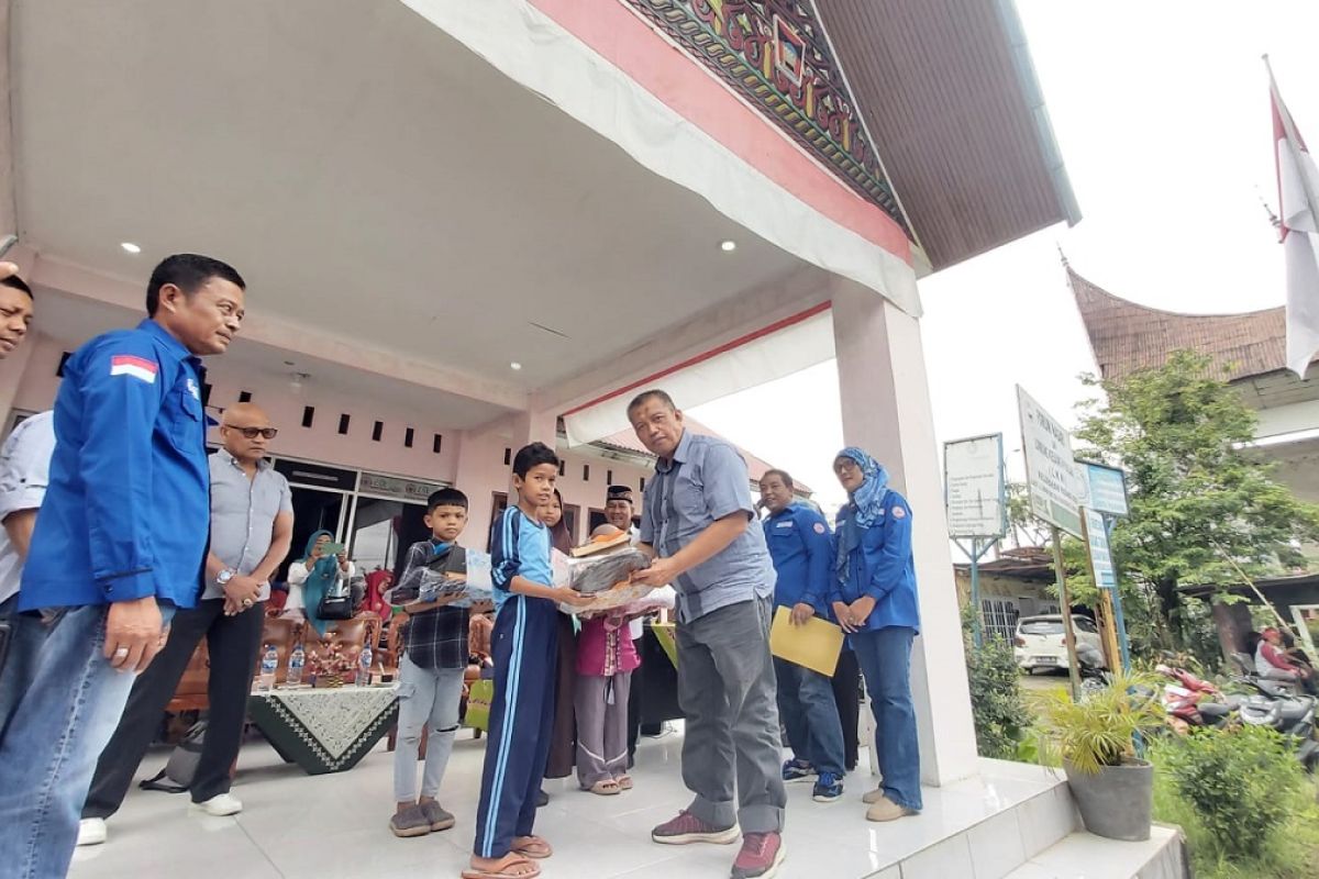 Tas dan sepatu anak sudah usang, asisten rumah tangga bersyukur dibantu Semen Padang