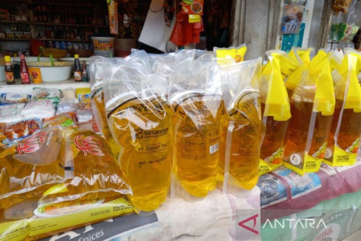 Bulog Bengkulu salurkan 50.000 liter Minyak Kita ke masyarakat