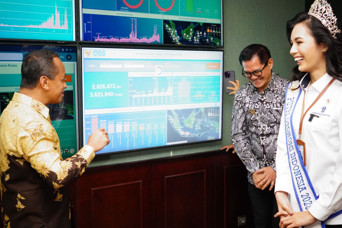Putri Otonomi Indonesia (POI) 2023 Elisha Lumintang (kanan) menjadi Menteri Investasi/Kepala BKPM dalam sehari pada Senin (11/9/2023), ditemani Menteri Investasi/Kepala BKPM Bahlil Lahadalia (kiri). (ANTARA/HO Kementerian Investasi/BKPM)  bisa kemudian menjadi obor bagi pemuda-pemudi di Indonesia untuk meningkatkan passion tentang investasi dan perkembangan ekonomi