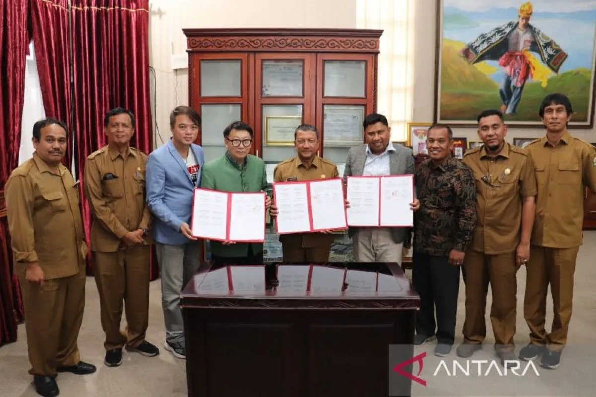 Pj Bupati Aceh Tengah T Mirzuan, Presiden Direktur PT Halal International Aceh Juanda Djamal dan Chief Executive Officer Halal International (China Hong Kong Macau) Limited Yu Sau Ming Homer, di Aceh Tengah. (ANTARA/HO-Humas Pemkab Aceh Tengah)