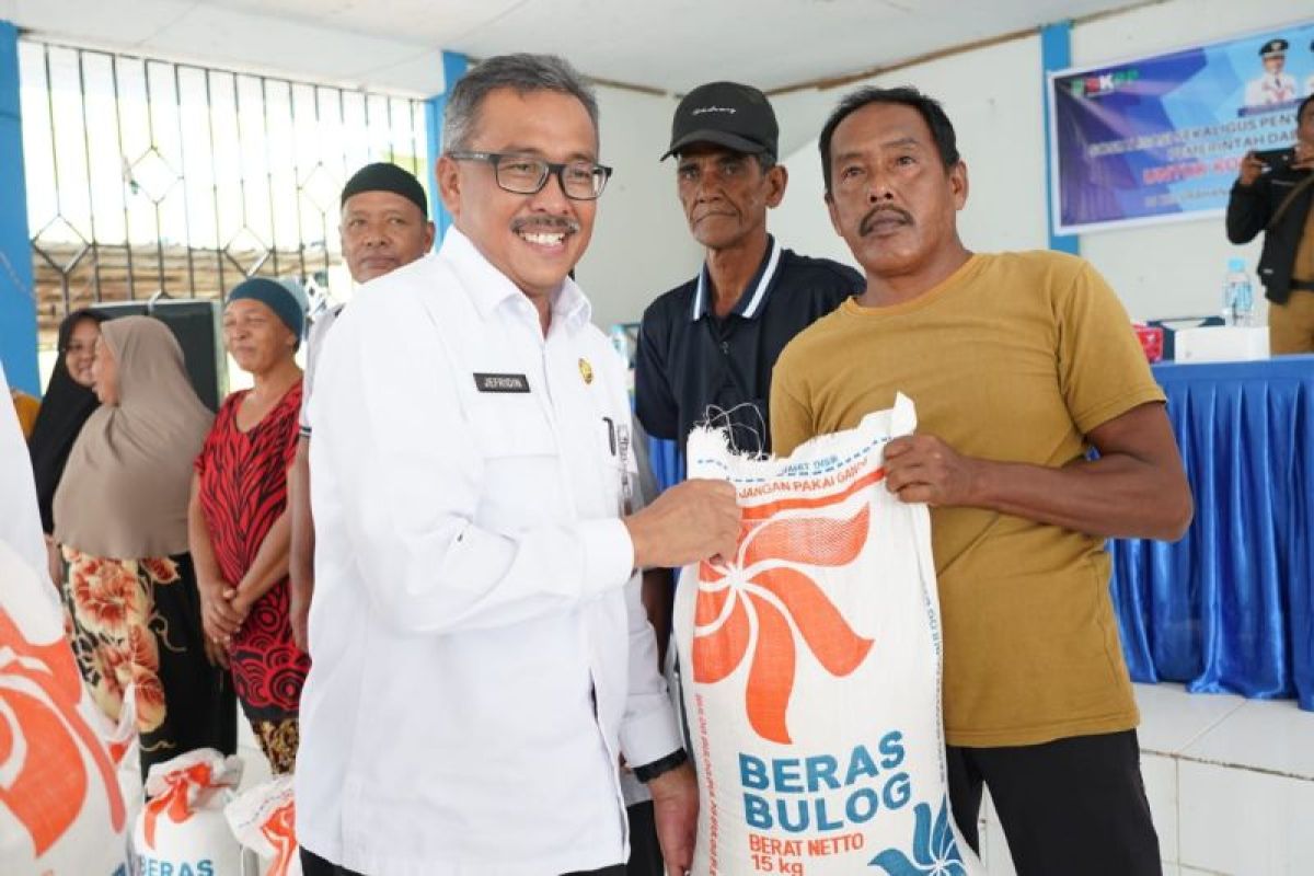 Pemkot Batam salurkan 6.344 kg beras kepada warga Pulau Kasu