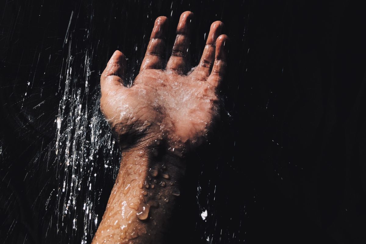 Mandi Gelap, Rahasia Sederhana untuk Tidur Lelap?