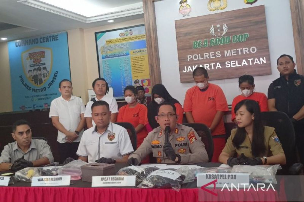 Ditangkap, suami istri penyelenggara pesta seks