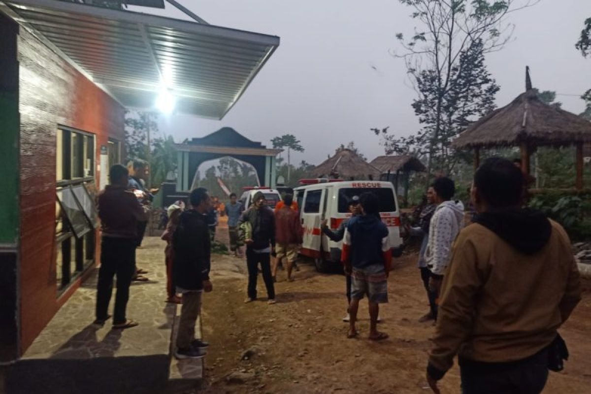 Petugas TNGR mengevakuasi jasad pendaki yang meninggal di Gunung Rinjani