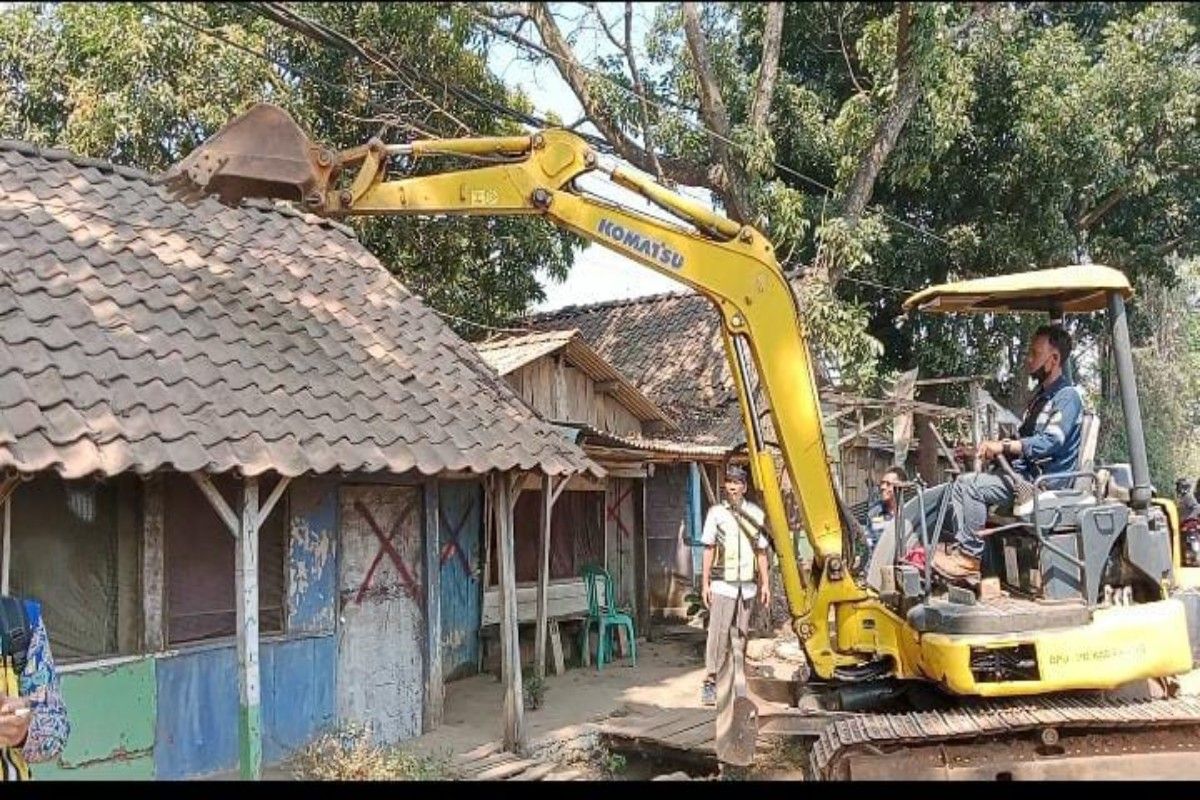 Pemkab Batang bongkar puluhan warung remang di sepanjang  pantura