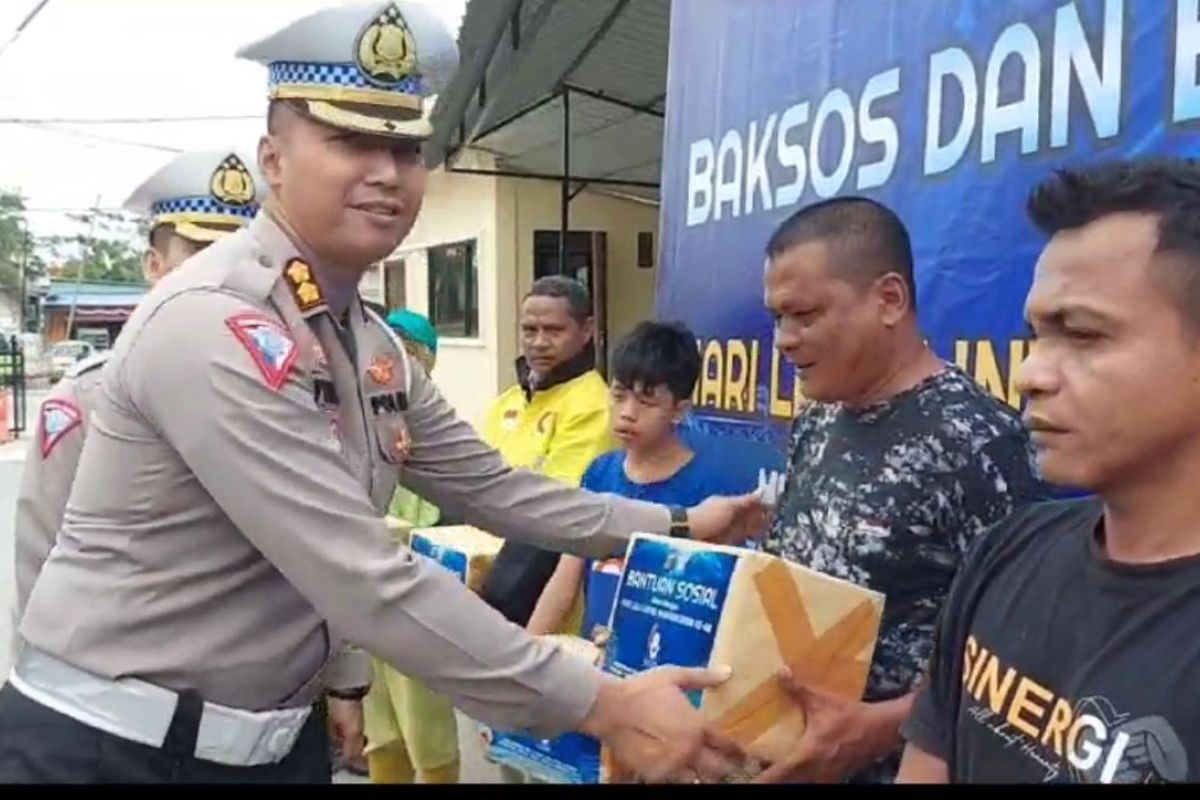 Dit Lantas Polda Sulawesi Tenggara bagikan 8 ribu paket sembako kepada warga