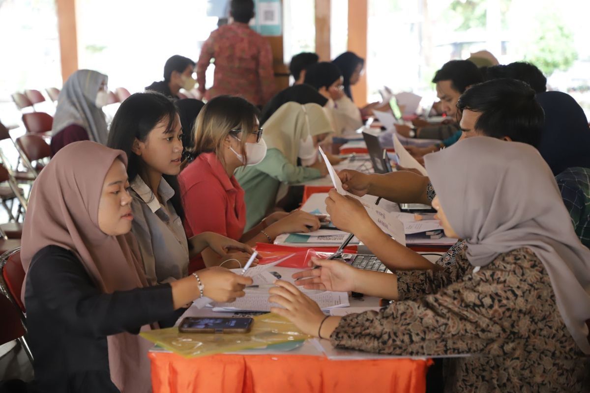 Beasiswa merupakan salah satu solusi memutus rantai kemiskinan