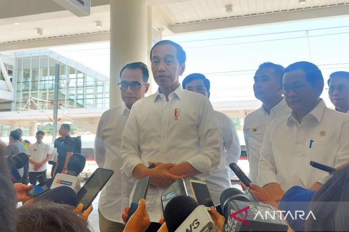 Jokowi: Kereta cepat Jakarta-Surabaya masih dalam studi