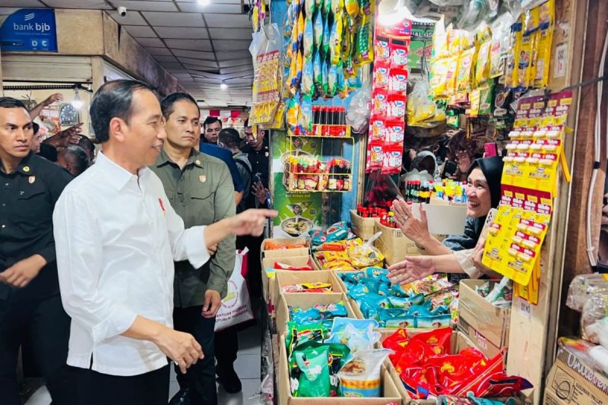 Presiden Jokowi tinjau harga komoditas pangan di Pasar Johar Karawang