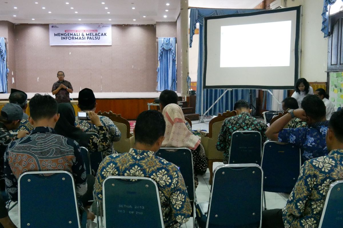 AJI Pekanbaru-PHR beri pelatihan cek fakta dan keamanan digital ke perangkat desa di Siak