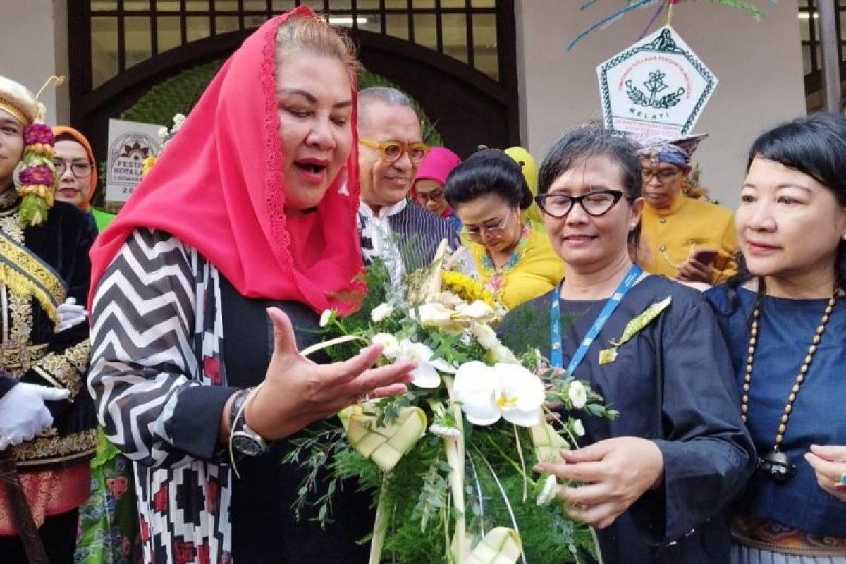 Puluhan wastra dari 26 daerah dipamerkan di Kota Lama Semarang