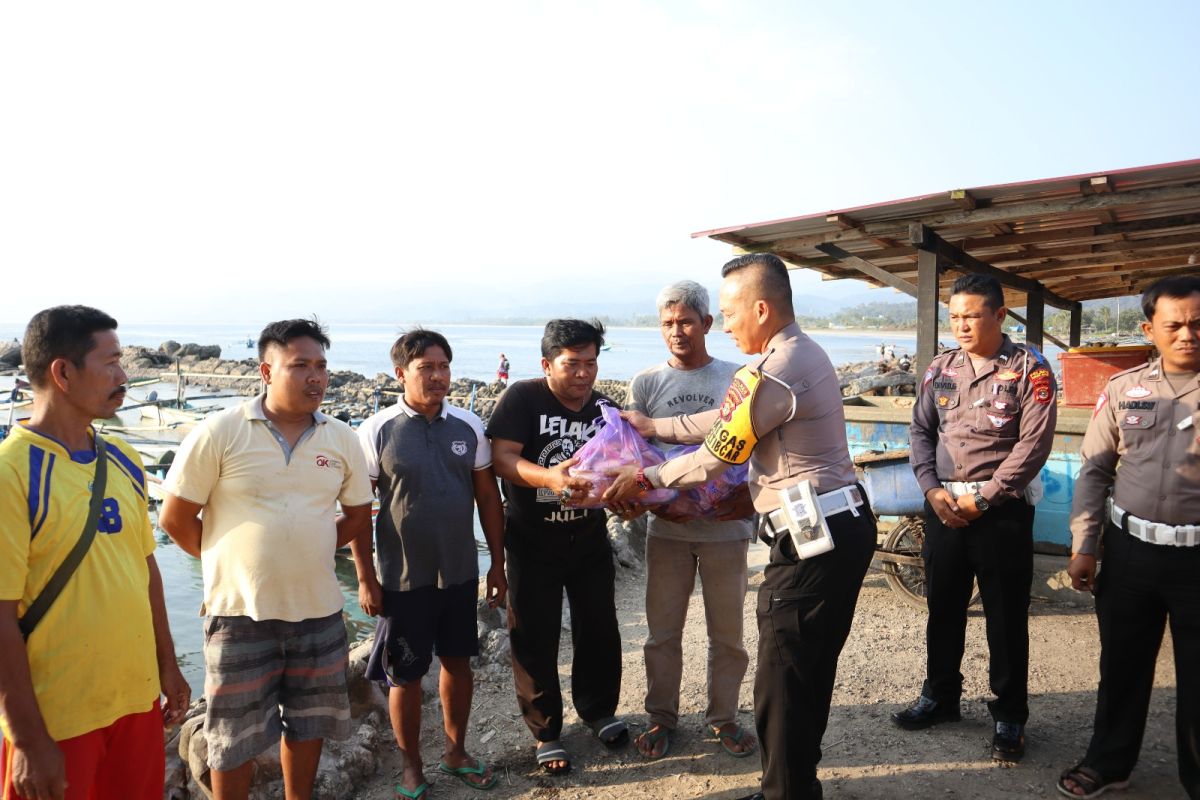 Polres Pesisir Barat Lampung bagikan bansos kepada sejumlah nelayan