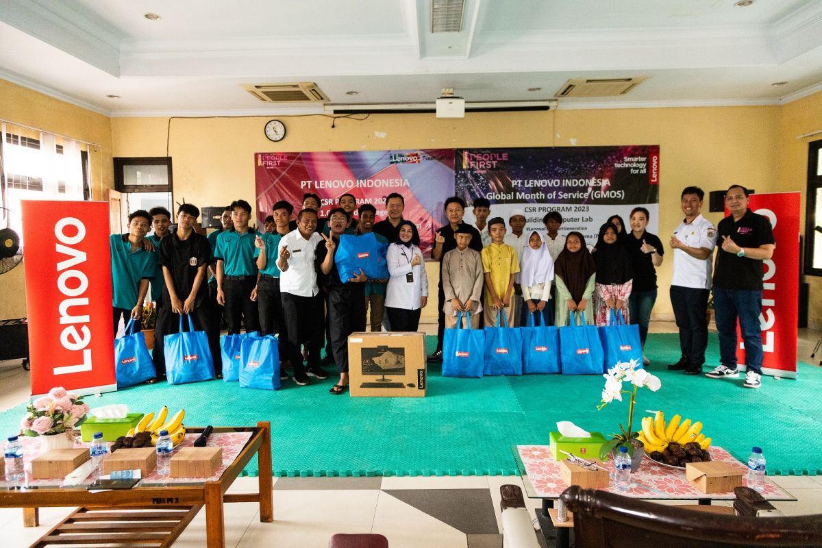 Lenovo Indonesia donasikan perangkat komputer dan 1000 paket sembako