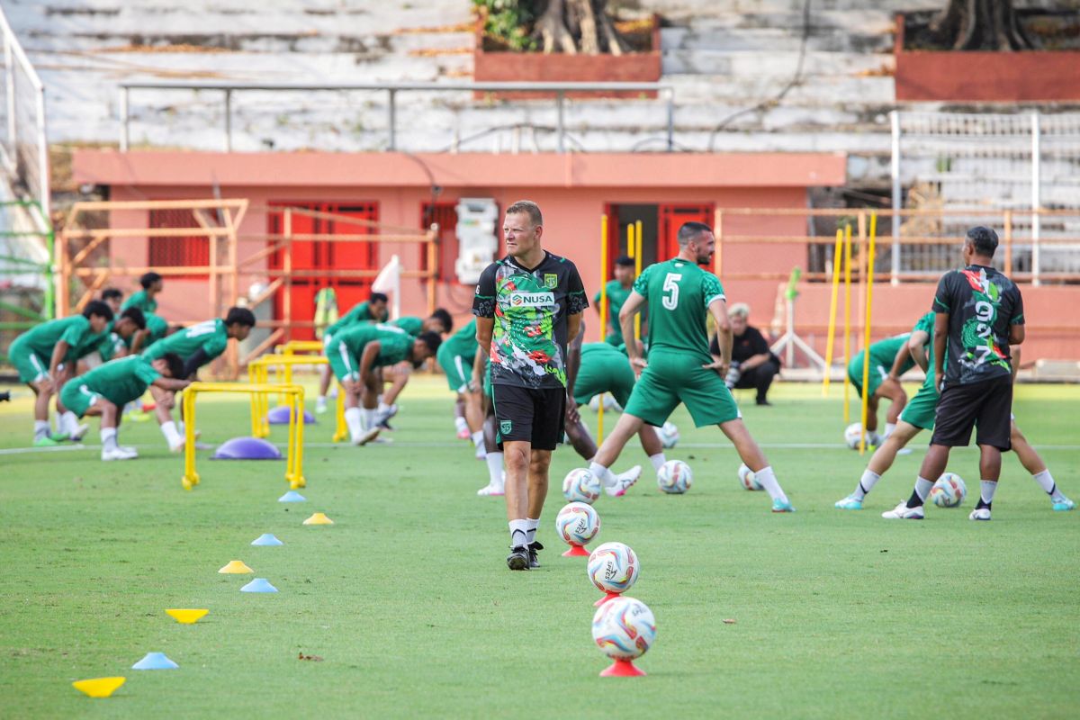 Josep Gombau minta Persebaya waspadai kekuatan Dewa United