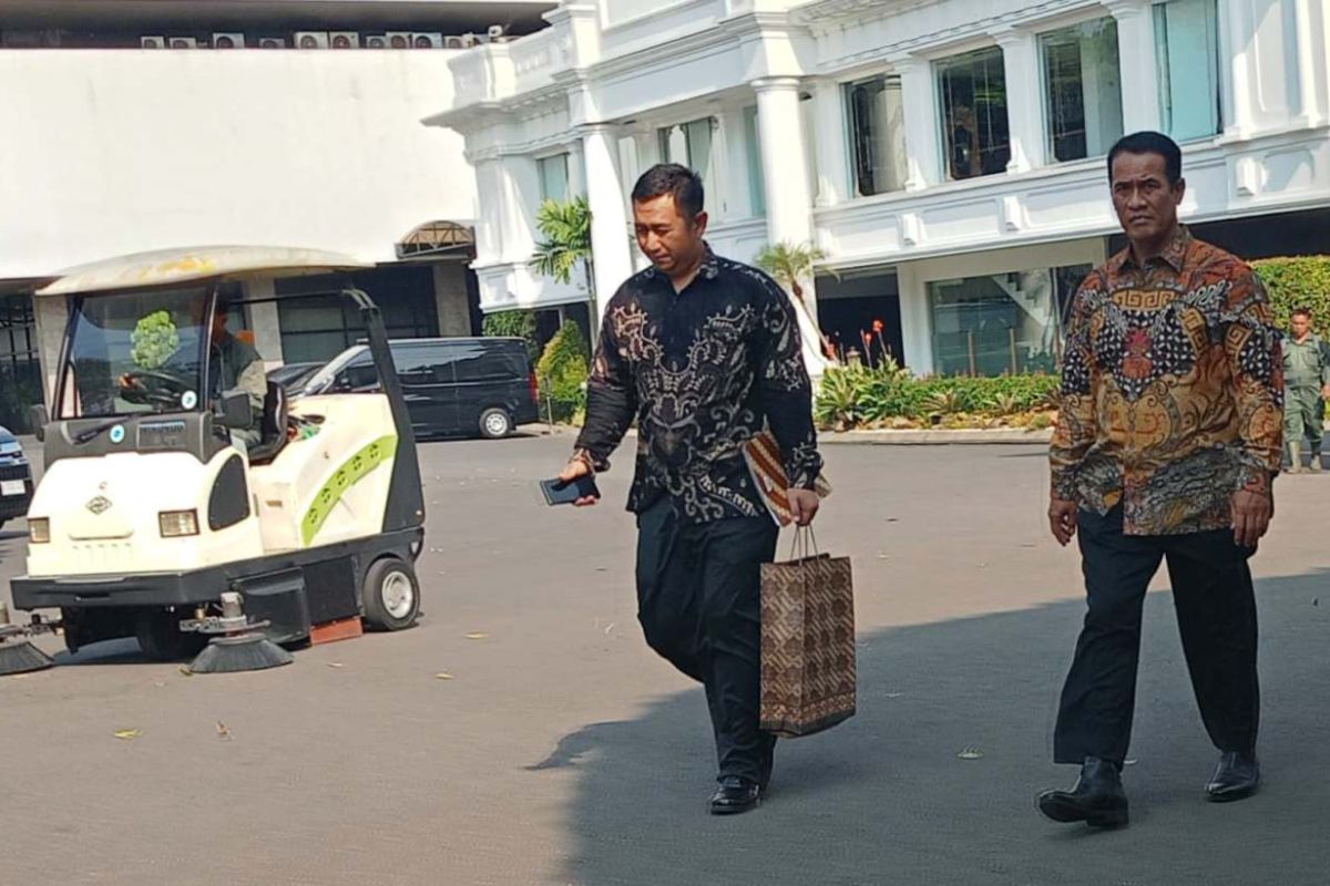 Jokowi diskusi ekonomi dengan mantan Menteri Pertanian di Istana