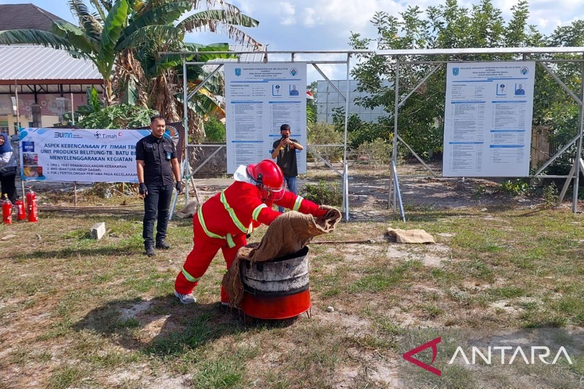 PT Timah Tbk latih warga Badau Belitung tangani kebakaran