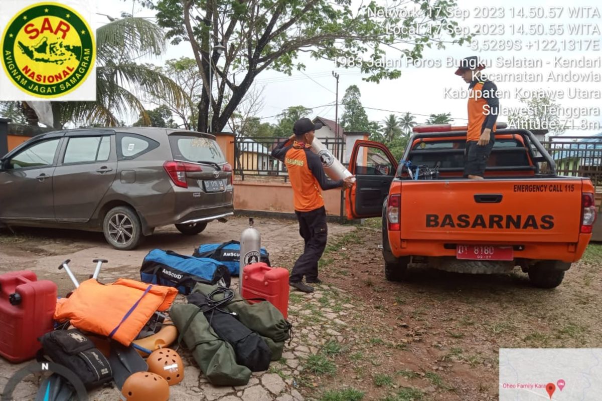 Basarnas Kendari mencari seorang wisatawan yang tenggelam di Pantai Taipa