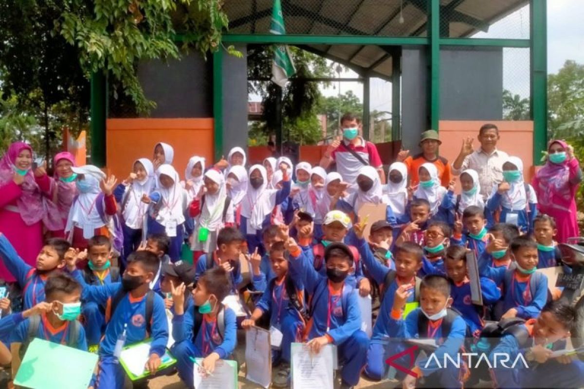 DLH Solok ajarkan murid SDN 20 Koto Gaek Guguak cara mangolah sampah