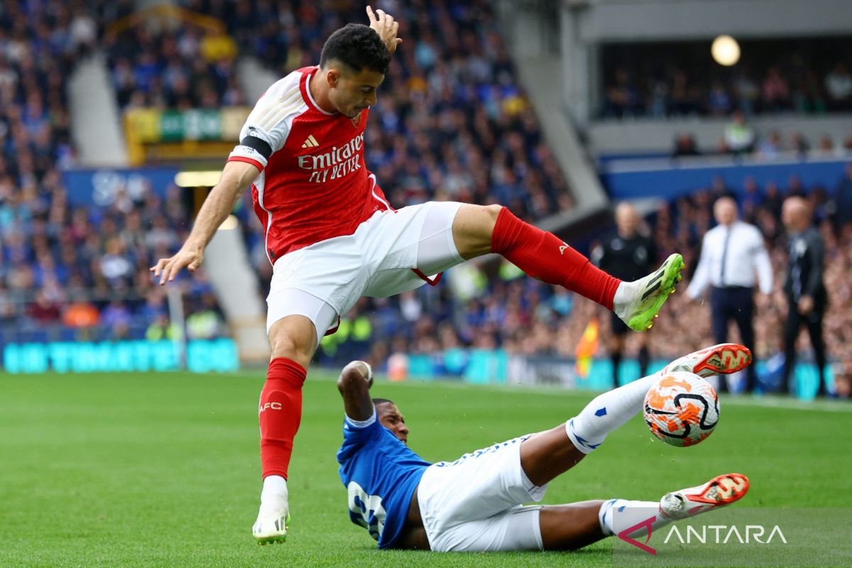 Chelsea dan Arsenal bertahan di empat besar meski bermain imbang