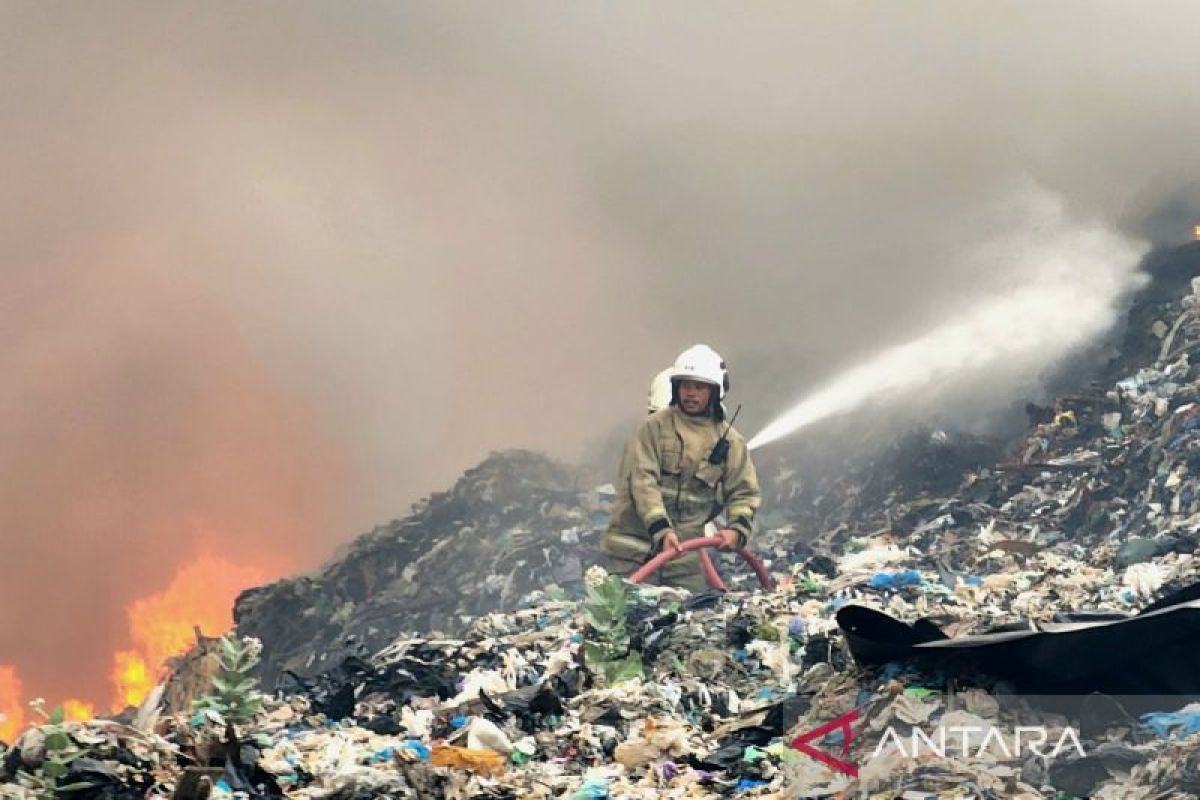 Angin kencang akibatkan kebakaran TPA Jatibarang cepat  membesar