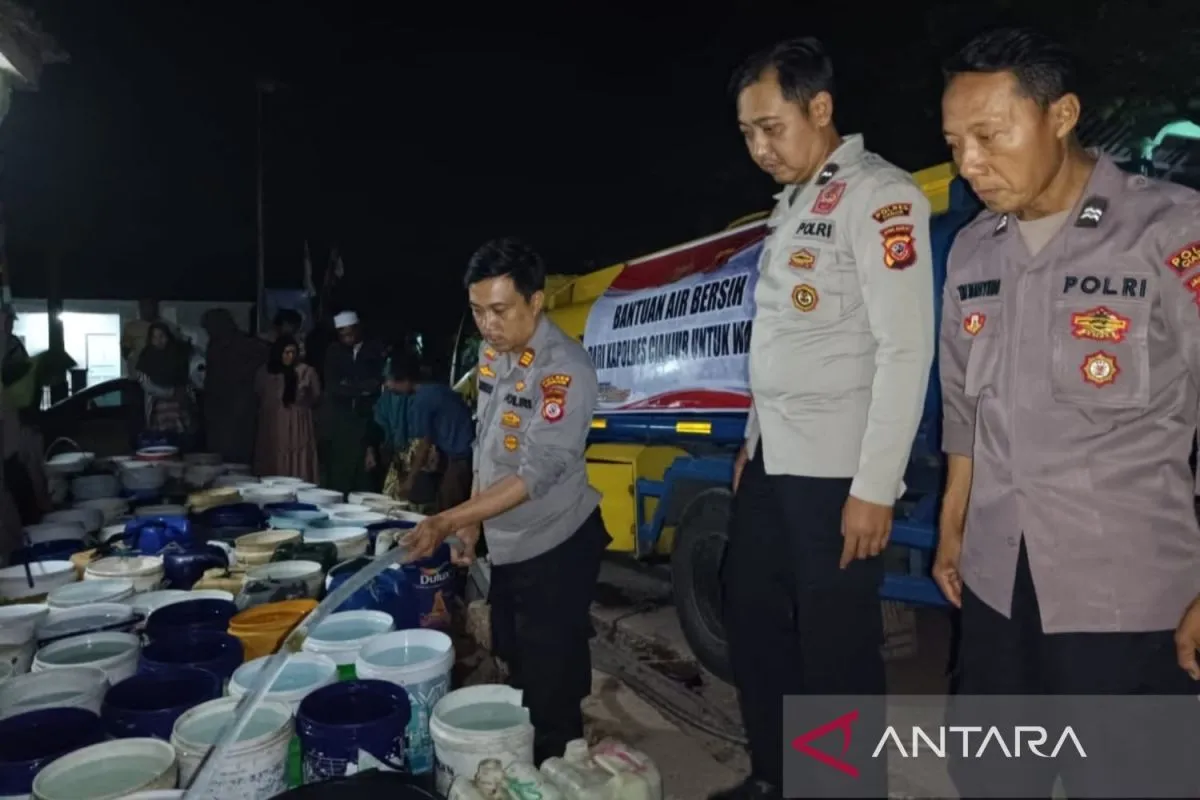 cianjur-police-distributes-clean-water-amid-drought