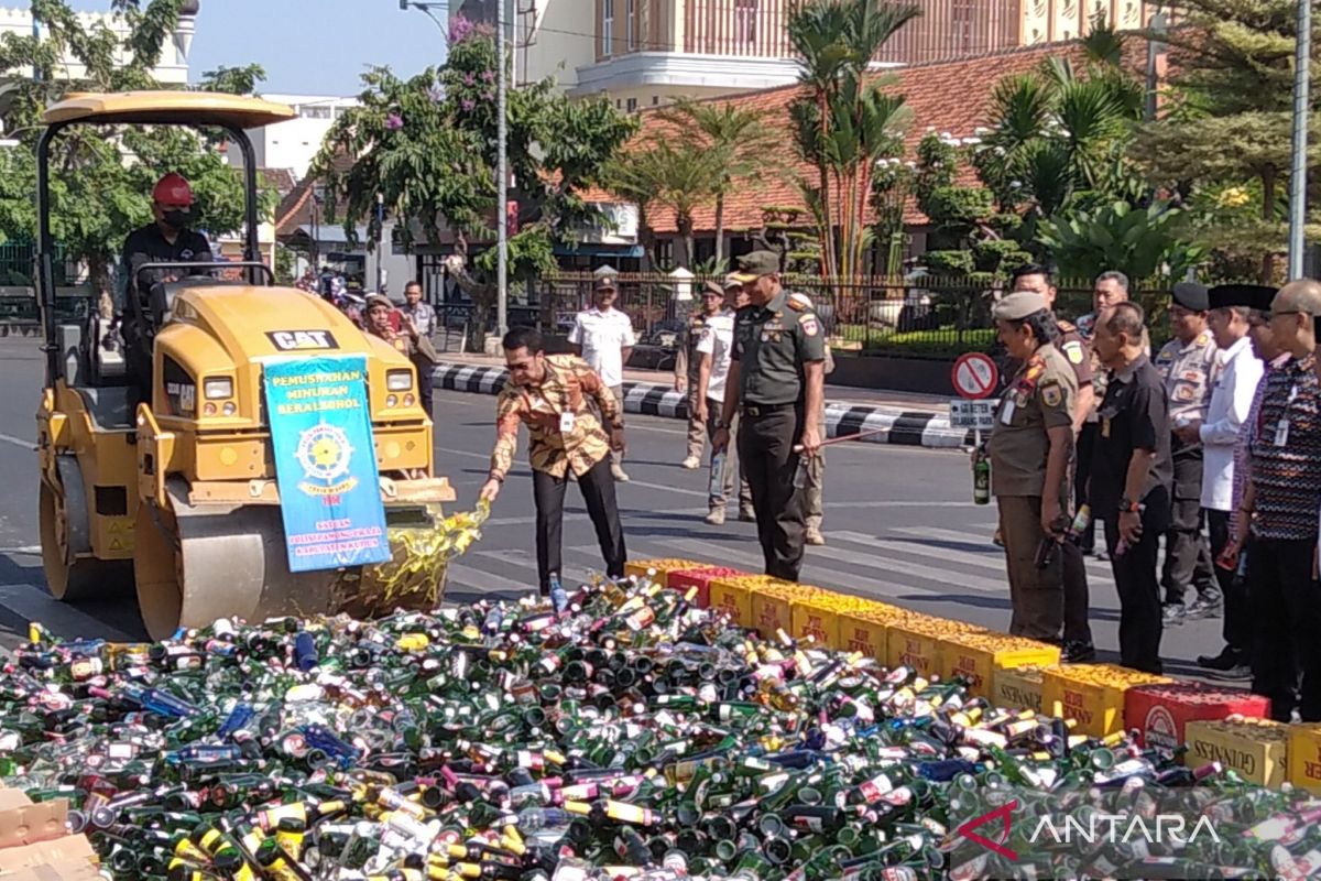 Satpol PP Kudus musnahkan belasan ribu botol miras