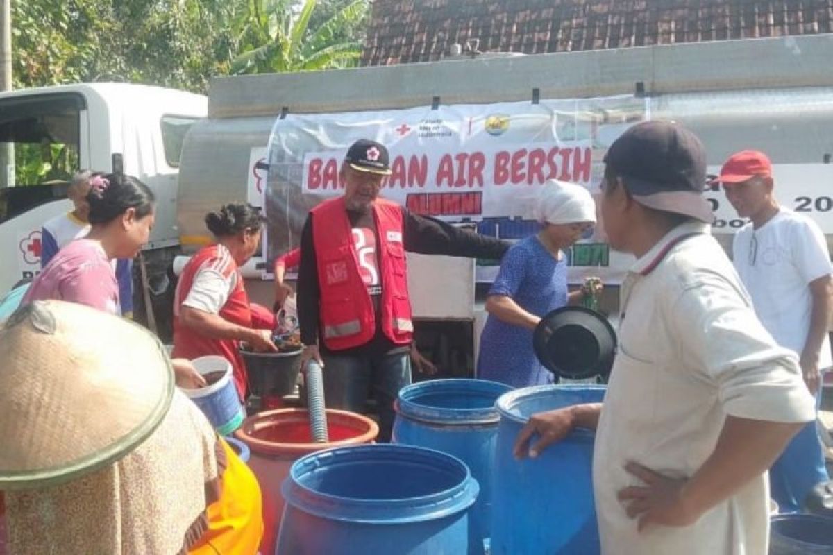 PMI  Grobogan bantu air bersih untuk 60 desa terdampak kekeringan