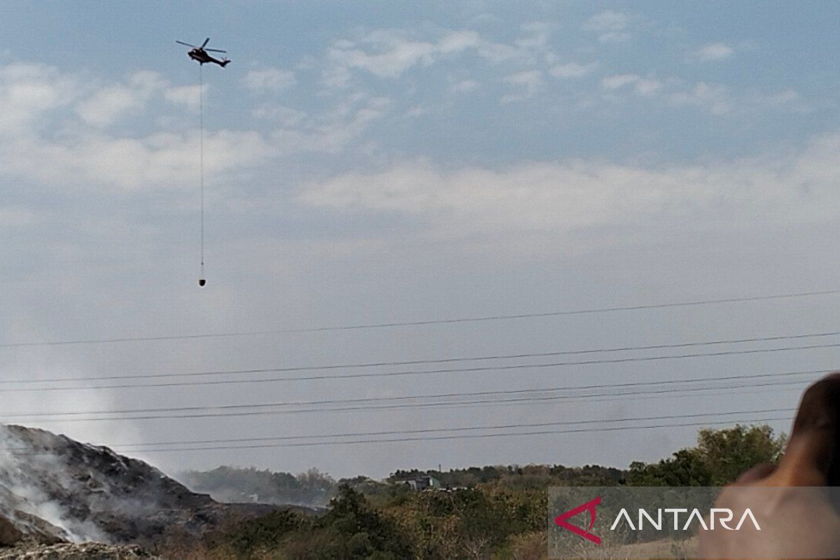 Pemadaman dengan "water bombing" di TPA Putri Cempo Solo  dilanjutkan