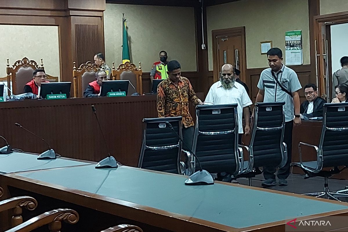 Mantan Gubernur Papua Lukas Enembe minta dibebaskan dari segala dakwaan