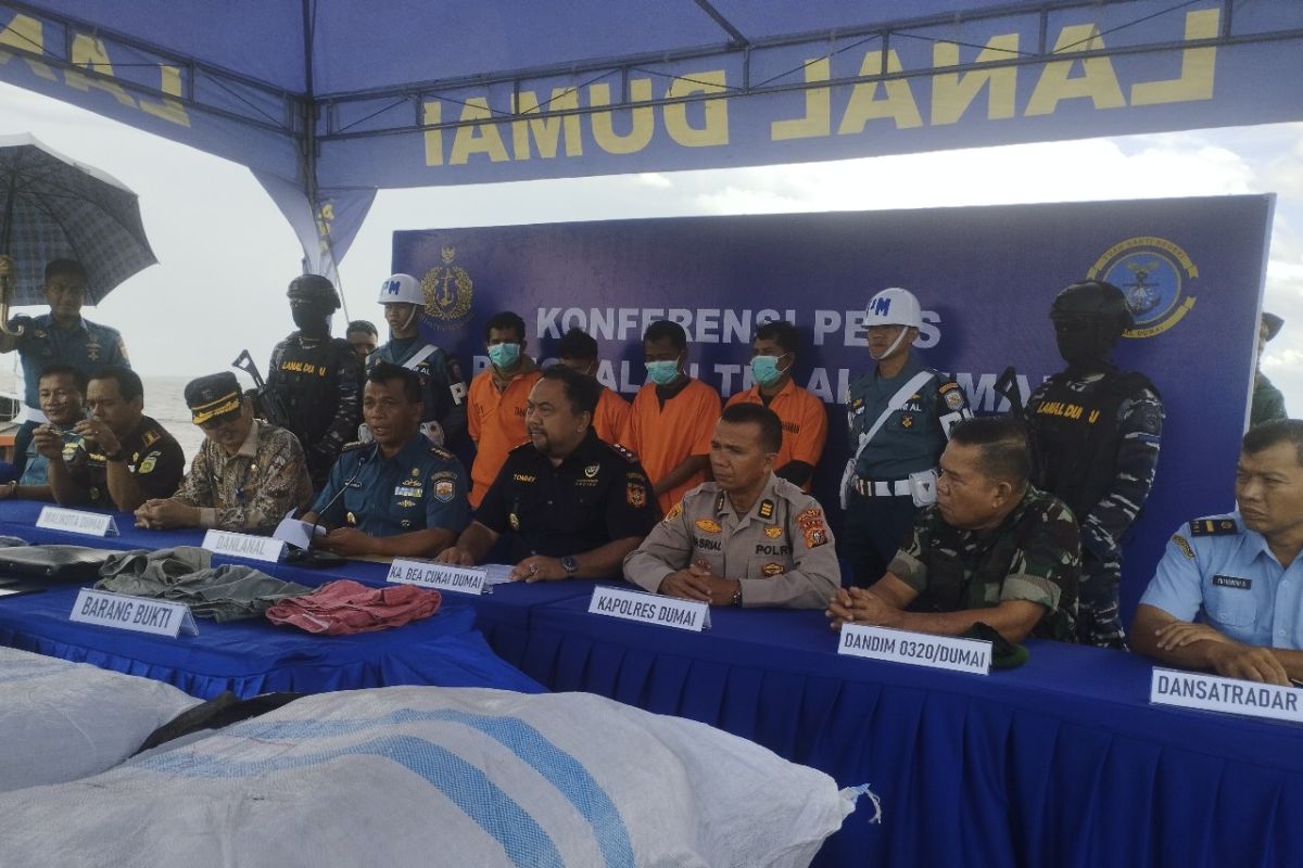 Lanal Dumai amankan kapal bermuatan pakaian bekas ilegal di Perairan Rohil