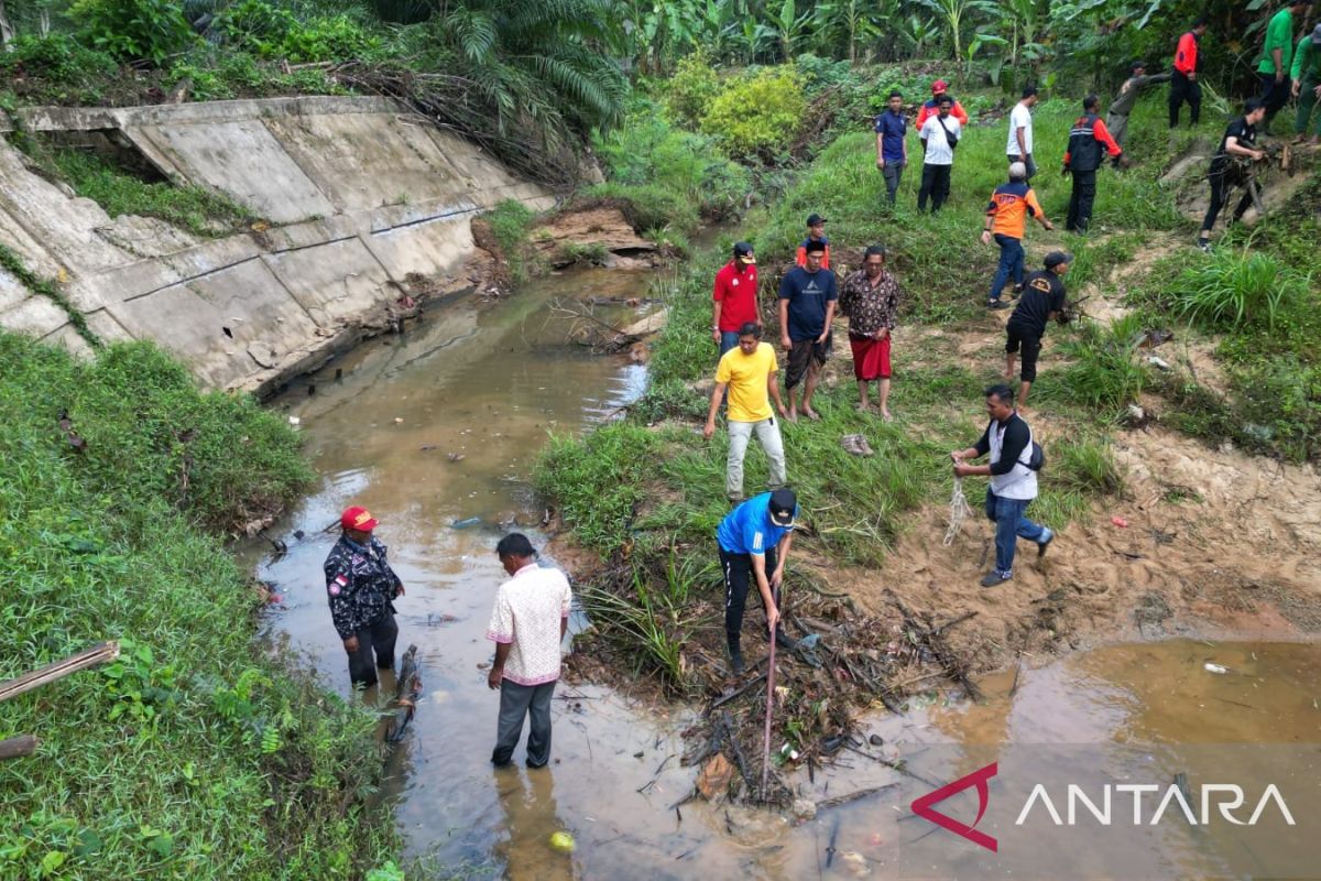 5 ton sampah dikeruk dari Sungai Blang Buloh guna cegah banjir di Aceh