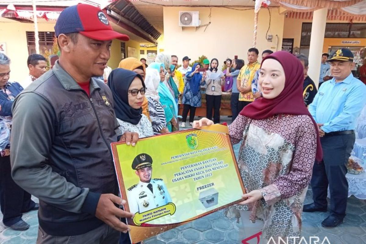 50 pelaku UMKM Palangka Raya terima bantuan peralatan untuk berusaha