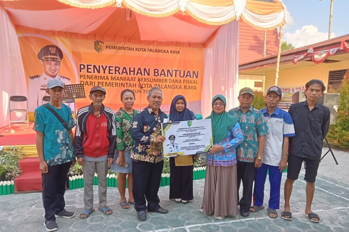 Sembilan pelaku usaha industri terima bantuan dari DPKUKMP Palangka Raya