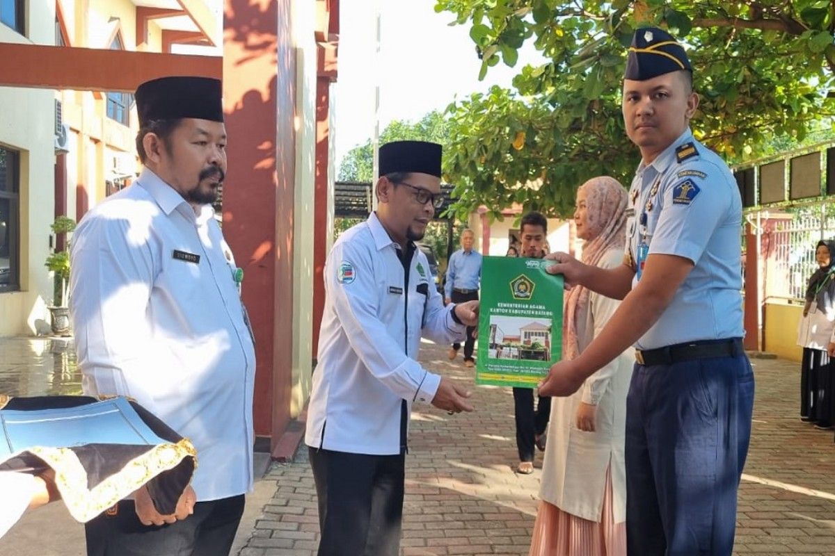 Kemenag Batang serahkan bantuan  alat usaha 53 pelaku UMKM