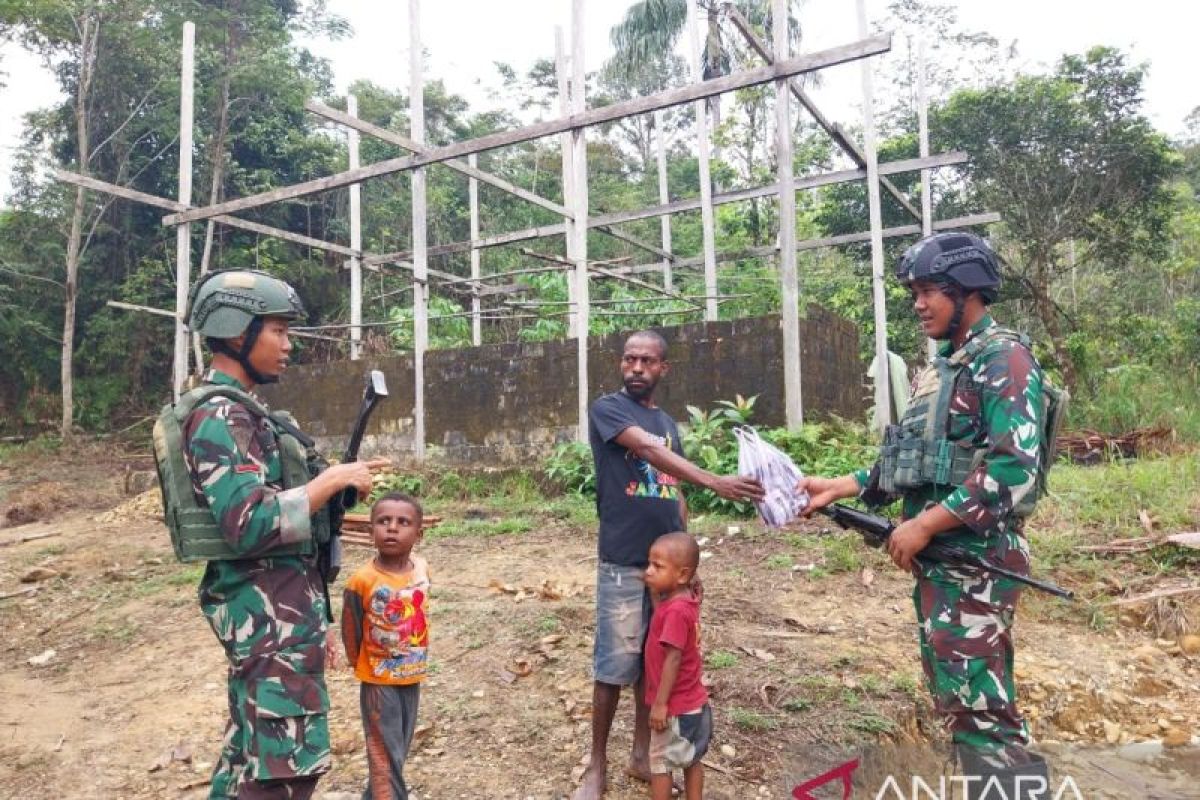 Prajurit TNI patroli simpatik jalin keakraban dengan warga Maybrat