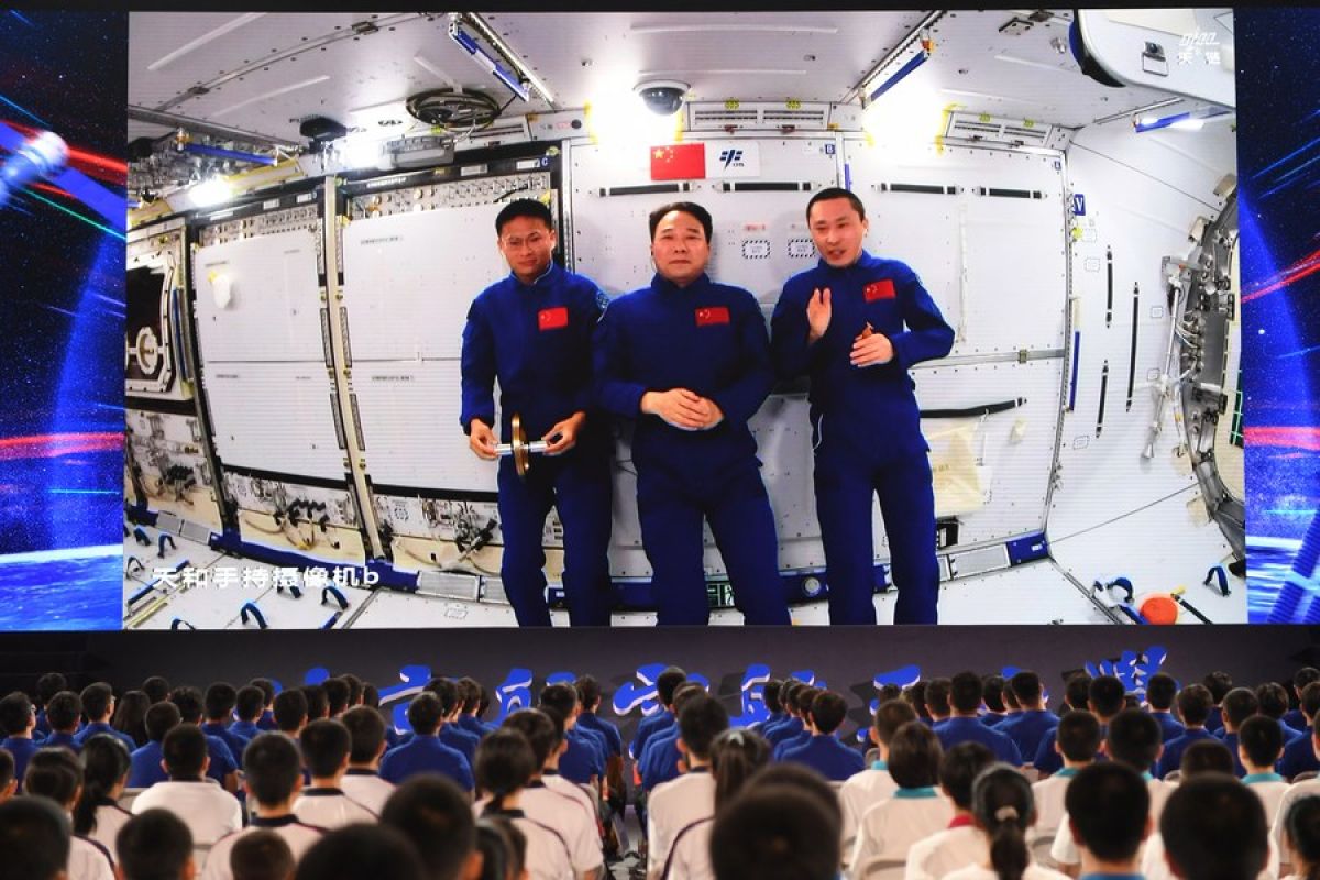 Astronaut China sampaikan perkuliahan dari stasiun luar angkasa