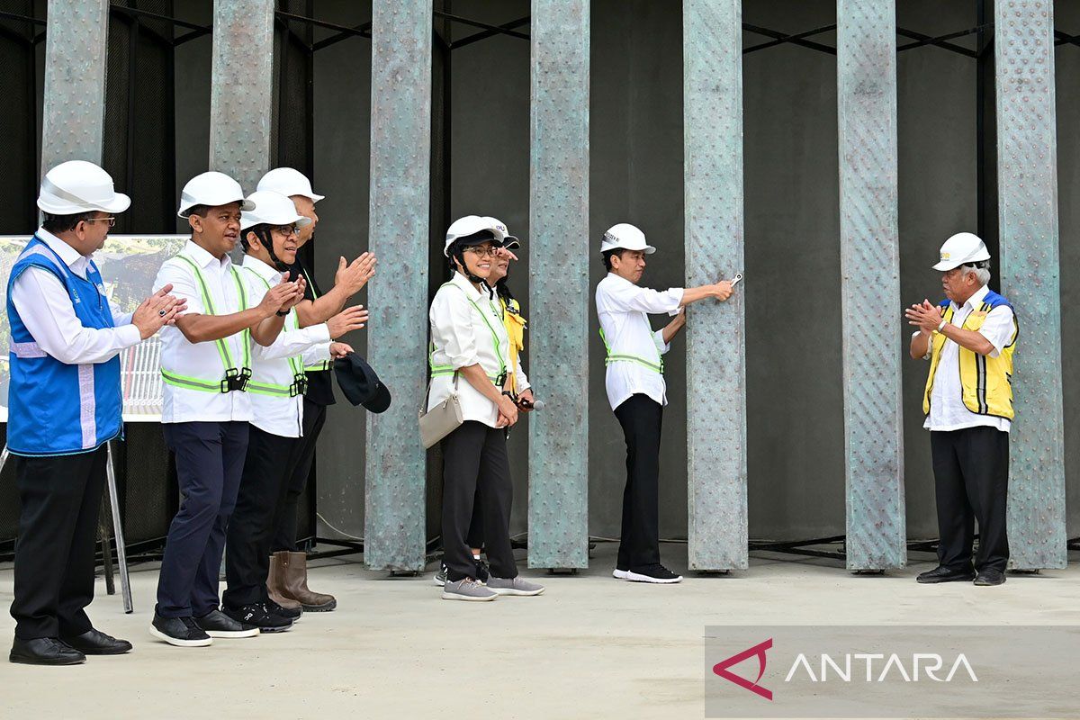 Presiden Jokowi pasang bilah pertama Garuda di Kantor Presiden IKN