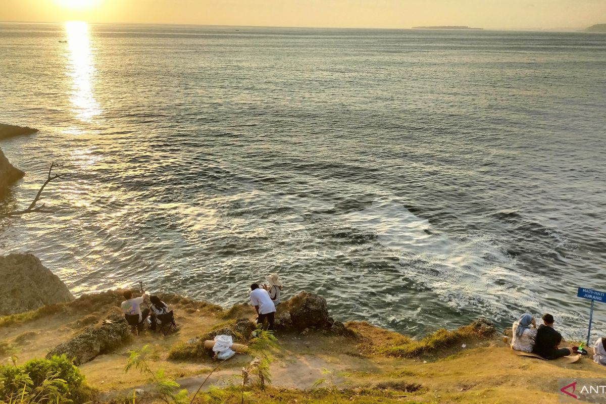 Pemkab Pesisir Barat diharapkan perbaiki akses ke Bukit Selalau