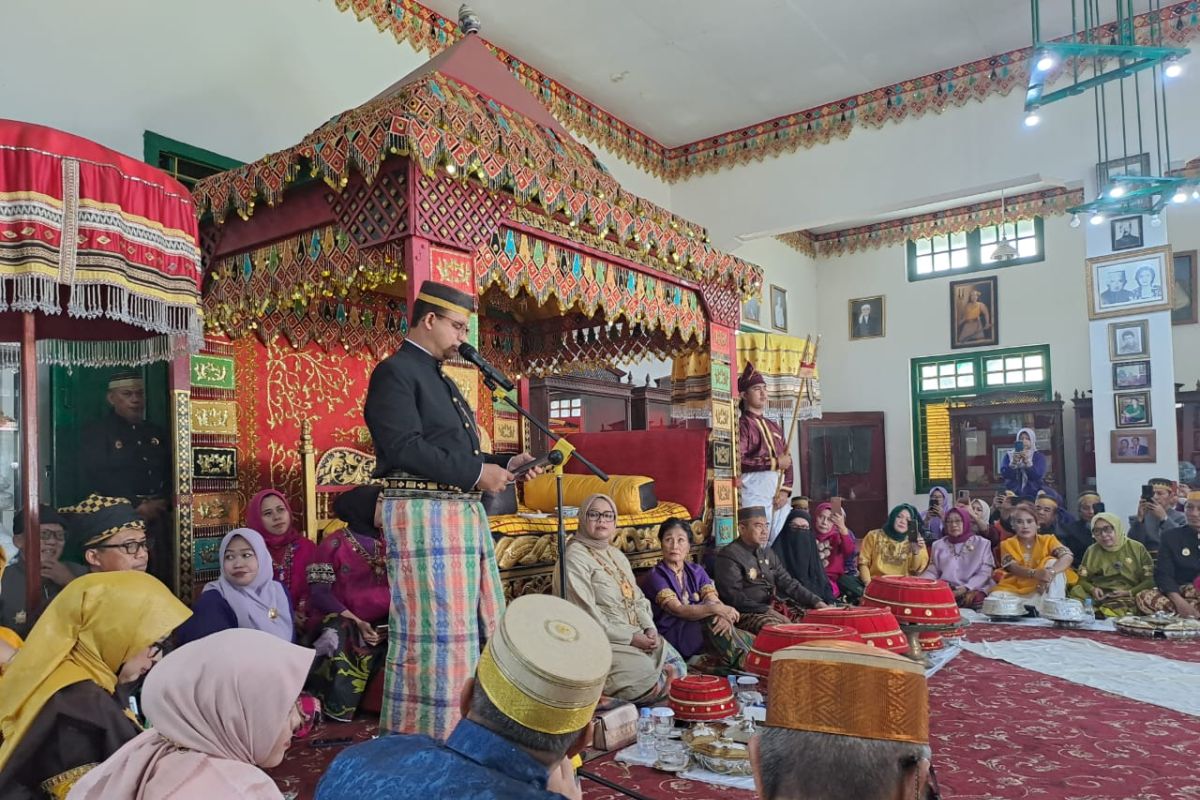 Anies Baswedan jalani ritual kehormatan Kedatuan Luwu di Palopo Sulsel