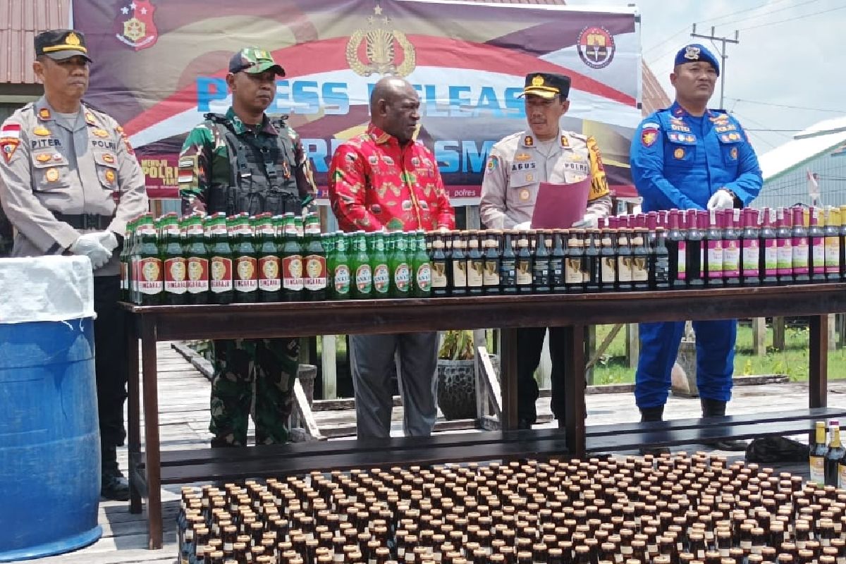 Polres Asmat musnahkan sebanyak 2.196 botol minuman beralkohol