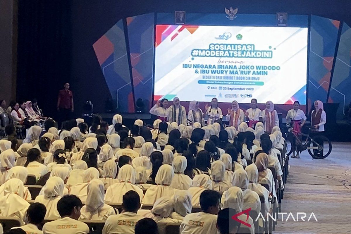 Iriana Jokowi bagikan hadiah sepeda dan tablet ke siswa di Bali