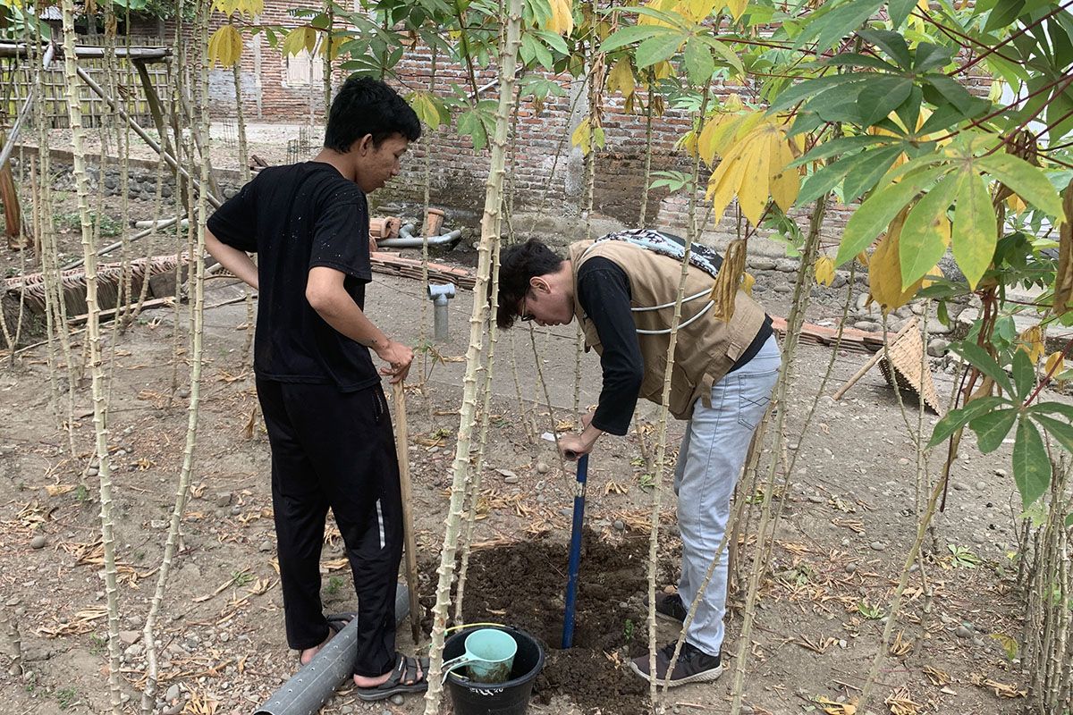 Tim PPK Ormawa HMTG "dr.Bumi" Unsoed pasang biopori di Purbalingga