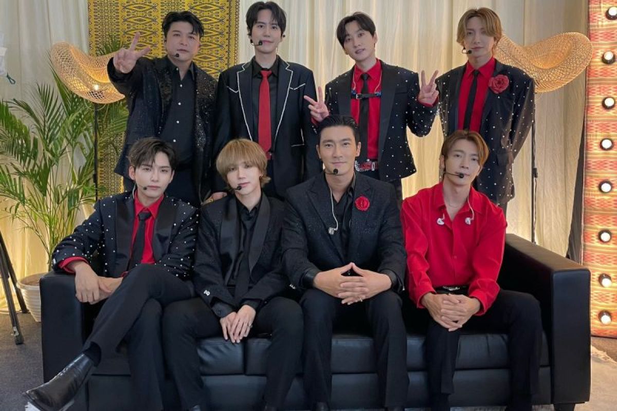 Aksi Super Junior di SMTOWN Jakarta, "push up" hingga pamer batik