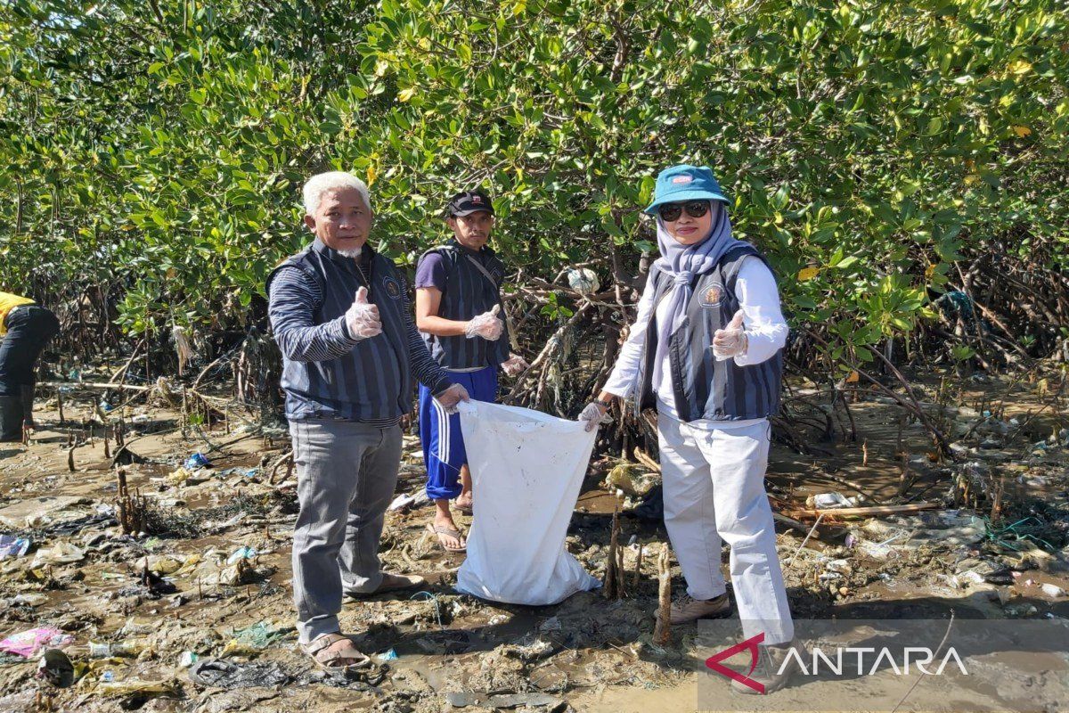 Ribuan warga Pamekasan melakukan aksi bersih-bersih sampah