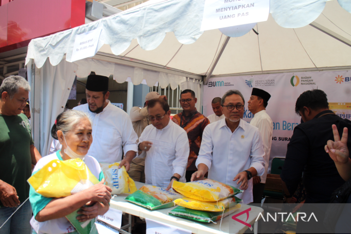 Minister Hasan distributes rice aid during market operation in Solo