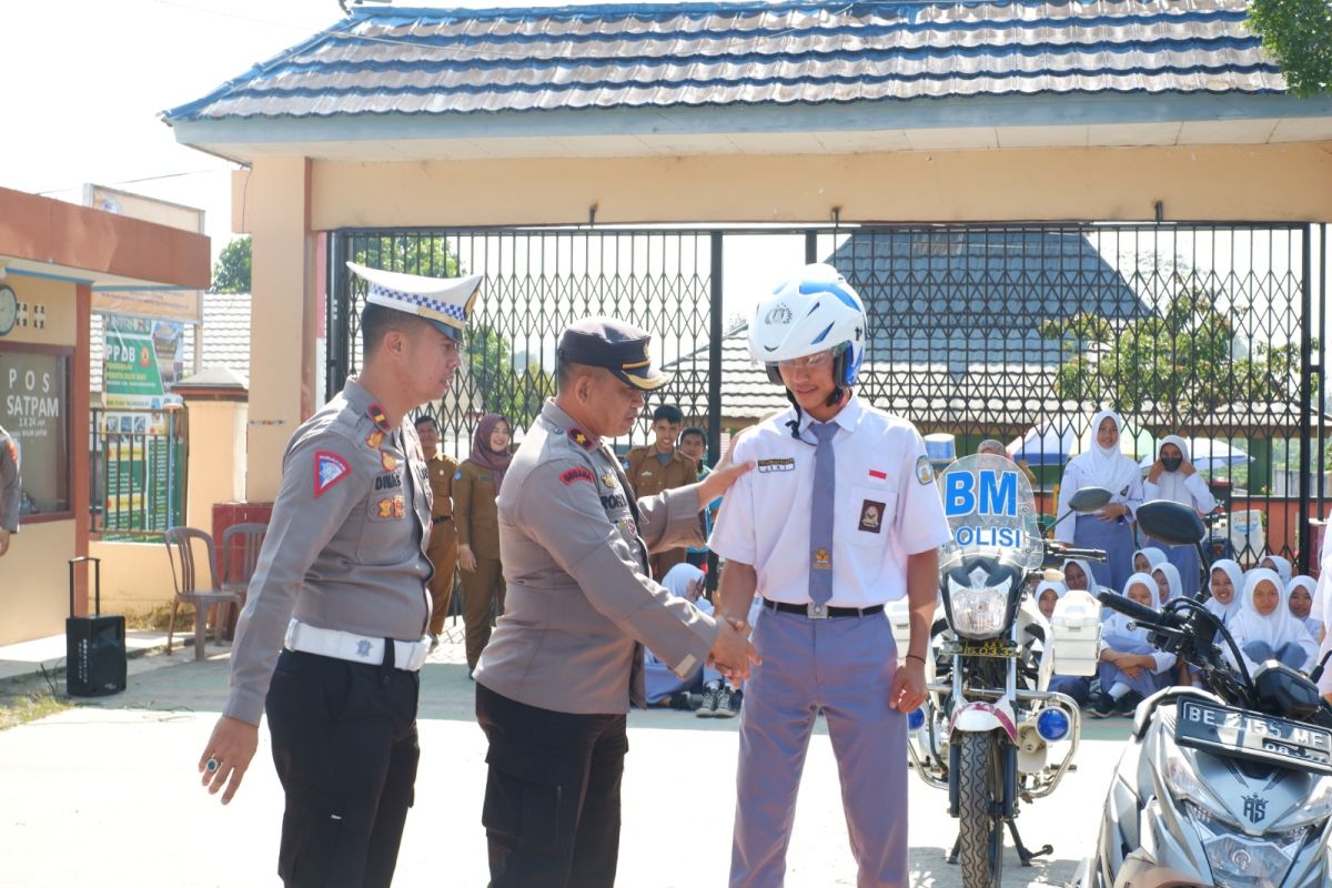 Polisi sosialisasi tertib berlalu lintas kepada pelajar di Lampung Barat