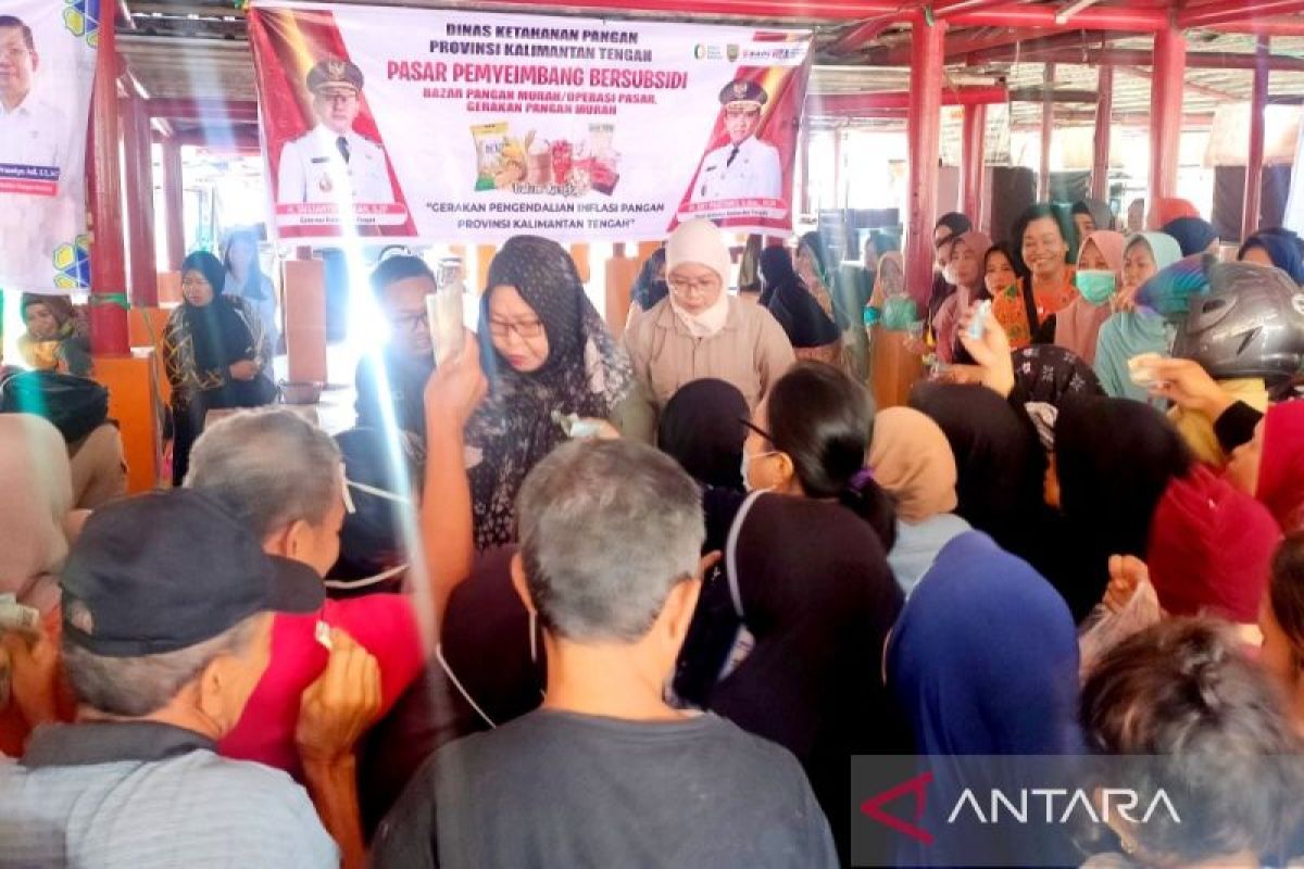 Pasar penyeimbang Dishanpang Kalteng di Sampit langsung diserbu pembeli